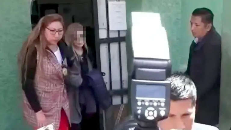 Elizabeth J. A., suegra del exalcalde de La Paz, Luis Revilla, sale de celdas policiales./ CAPTURA VIDEO