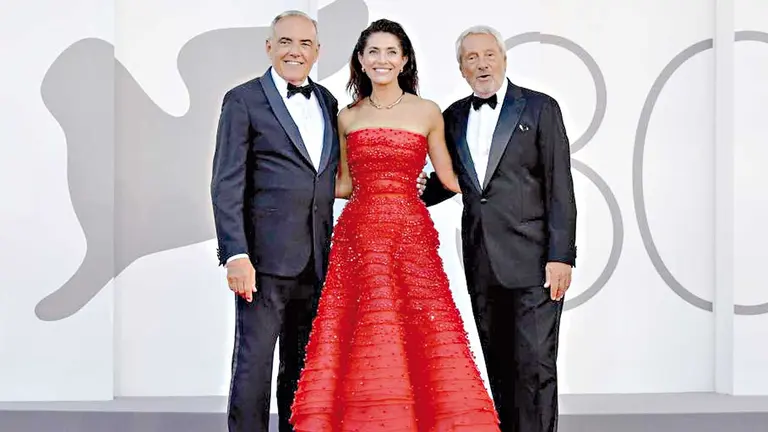 El director art&iacute;stico del Festival de Cine de Venecia Alberto Barbera (i), la actriz 
italiana Caterina Murino (c) y el presidente de la Bienal Roberto Cicutto (d)./ EFE
