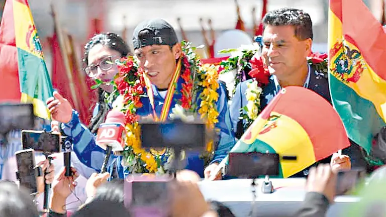 H&eacute;ctor Garibay (c), en el recibimiento en Oruro./ APG