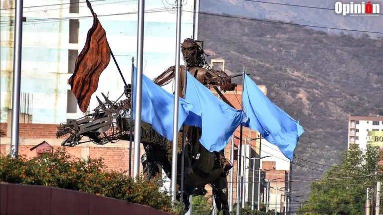 Banderas de Cochabamba flamean en la urbe, por el mes aniversario. DICO SOL&Iacute;S