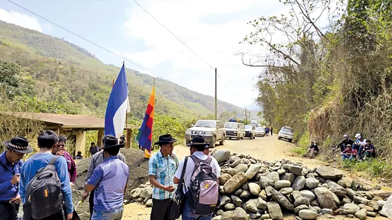 Bloqueo realizado por comunarios de Guanay./ AMUN