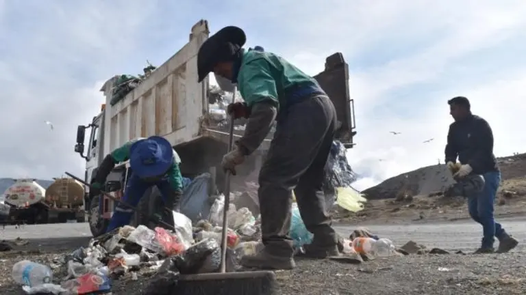 Personal de la Alcald&iacute;a pace&ntilde;a recolecta la basura dejada en la cumbre. OX&Iacute;GENO
