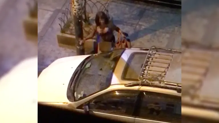 Imagen del video en el que se observa a una mujer agrediendo a un conductor, en la avenida Aroma de Cochabamba. CAPTURA DE VIDEO