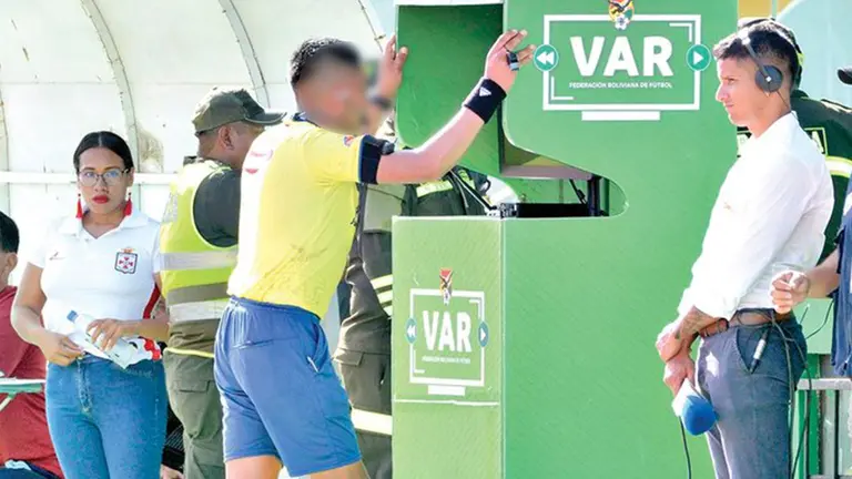 Imagen referencial de un &aacute;rbitro que revisa una jugada pol&eacute;mica en la pantalla del VAR, durante la primera fecha del torneo &Uacute;nico. APG