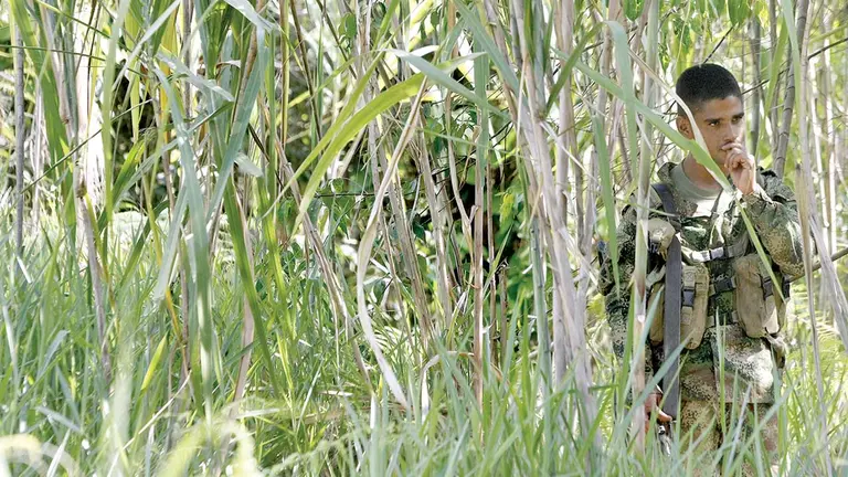 Un soldado vigila una zona de combate en Colombia, en una fotograf&iacute;a de archivo./ EFE