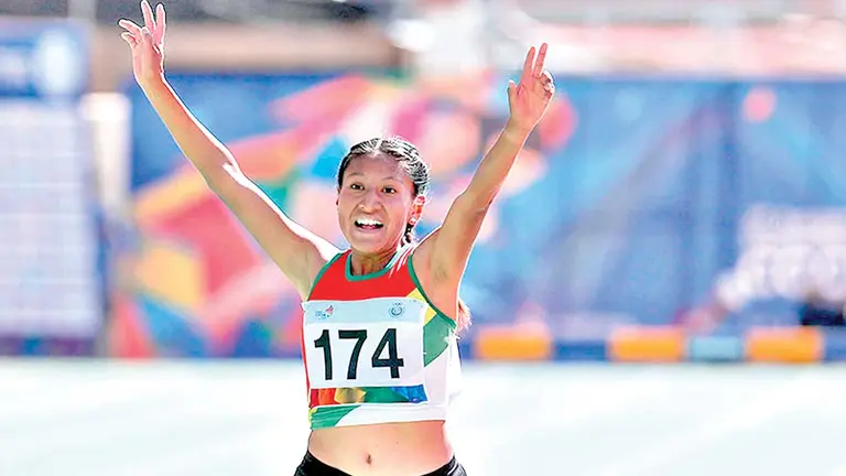 La atleta pace&ntilde;a Jhoselyn Camargo corre durante una prueba de atletismo./ JORNADA