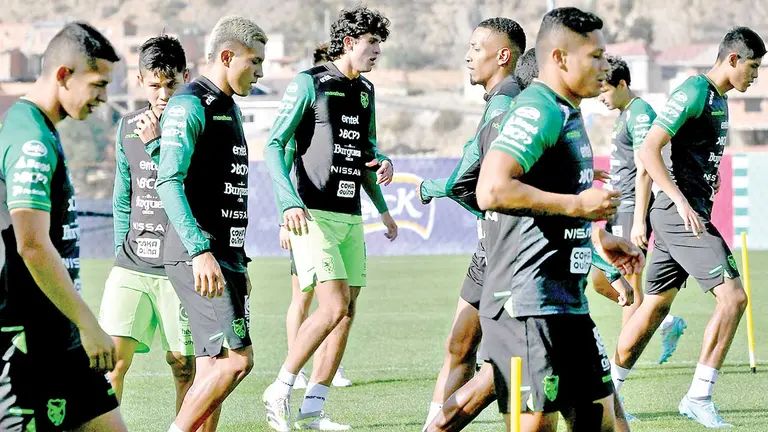 La Selecci&oacute;n Boliviana realiza una pr&aacute;ctica en la cancha de Ananta, en La Paz./ APG