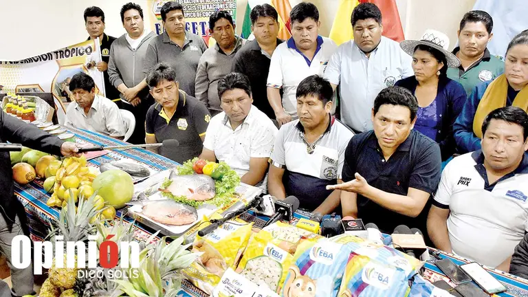 Autoridades y productores del Tr&oacute;pico en la Federaci&oacute;n del Tr&oacute;pico, este 4 de septiembre./ DICO SOL&Iacute;S