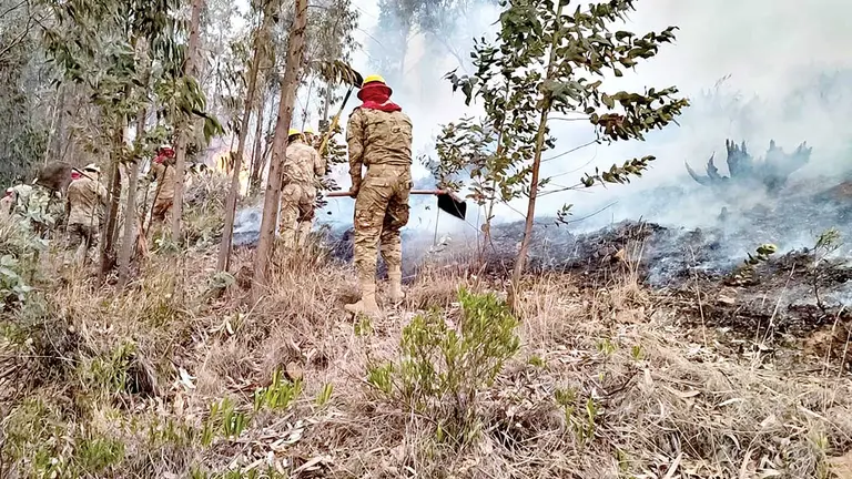 Personal militar sofoca un incendio en La Paz./ ABI