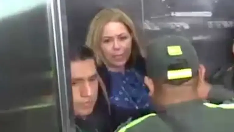 La exalcaldesa de Santa Cruz de la Sierra, Ang&eacute;lica Sosa, abandona la sala donde se desarrolló su audiencia./ Dtv