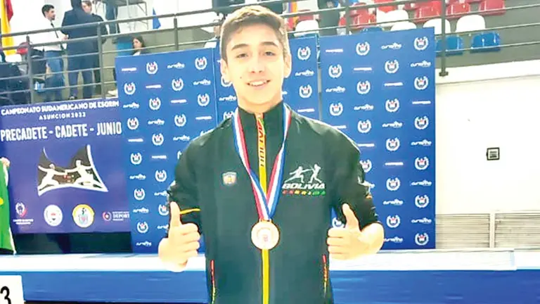 Rejas festeja el bronce logrado en el Sudamericano./ PRENSA ESGRIMA