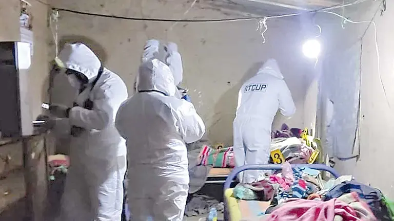 Investigadores procesan la escena del crimen en Oruro. / RED UNO