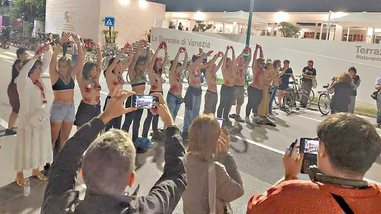 Mujeres protestan contra la presencia de Woody Allen en el Festival de Venecia./ PRENSA LATINA