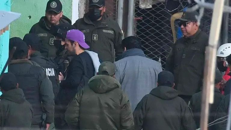 El contingente policial en el operativo de traslado de Camacho. APG