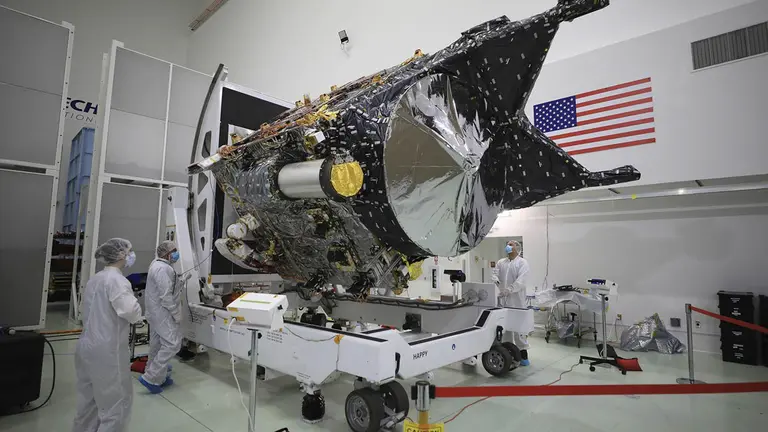 Fotograf&iacute;a de finales de julio cedida por la NASA donde aparecen unos miembros del equipo de la misi&oacute;n Psyche mientras preparan la nave espacial./ EFE