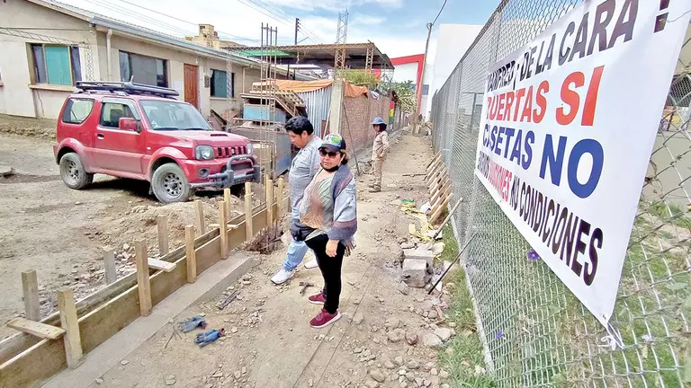 Inicio de muro que cierra accesos a vecinos./ DICO SOL&Iacute;S
