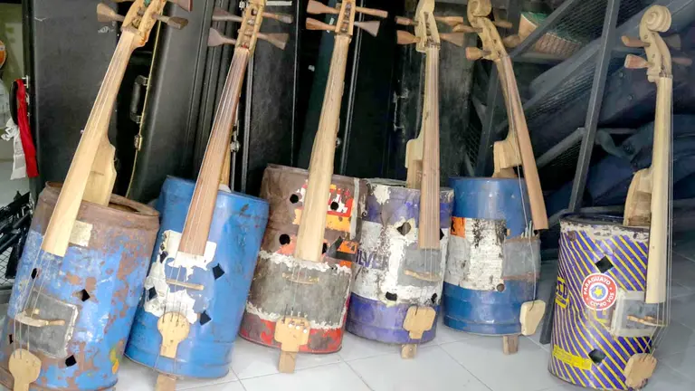 Fotografía de instrumentos musicales fabricados con materiales reciclados de la Orquesta de Instrumentos Reciclados de Cateura, hoy en Asunción./ EFE