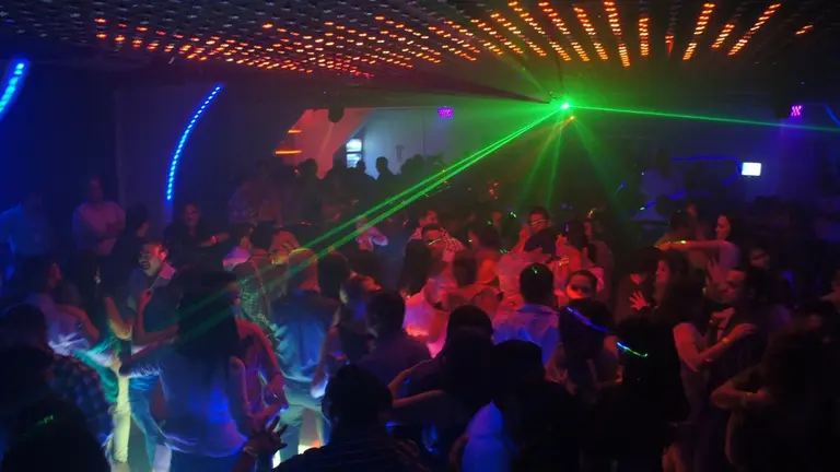 Imagen de referencia de un local bailable. VOS TV