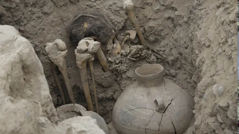Fotograf&iacute;a cedida por el Ministerio de Cultura del Per&uacute; que muestra una tumba encontrada en el complejo arqueol&oacute;gico de Pucllana, en Lima (Per&uacute;)./ EFE
