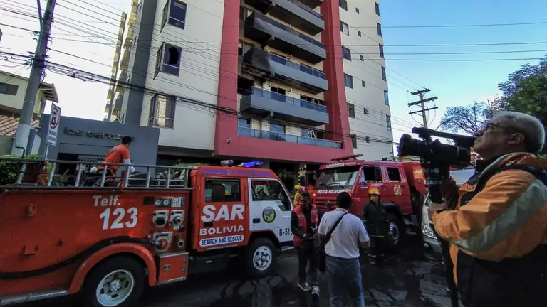 Bomberos trabajan en lugar del incendio, ocurrido en un edificio de la calle Aniceto Arce. DICO SOL&Iacute;S