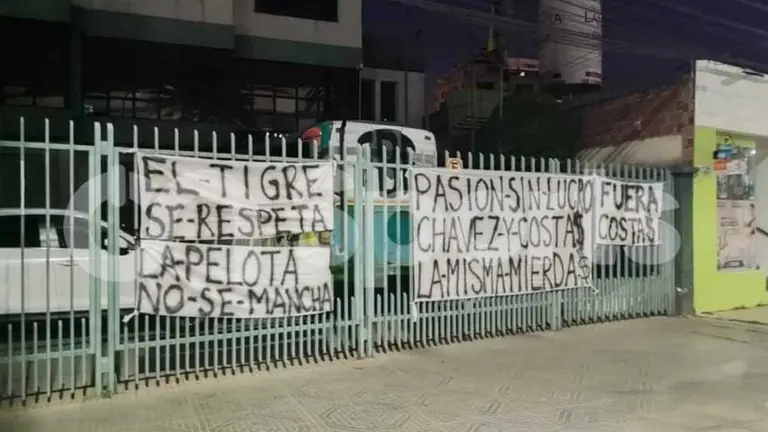 Mensajes de protesta por parte de hinchas de The Strongest por campeonatos anulados. On Sports.