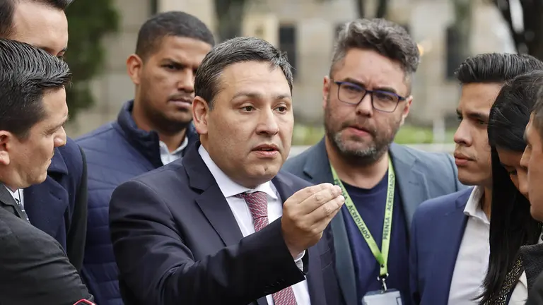 Fotograf&iacute;a de archivo en la que se registr&oacute; al ministro de Tecnolog&iacute;as de la Informaci&oacute;n y las Comunicaciones de Colombia, Mauricio Lizcano (c), en Bogot&aacute; (Colombia)./ EFE
