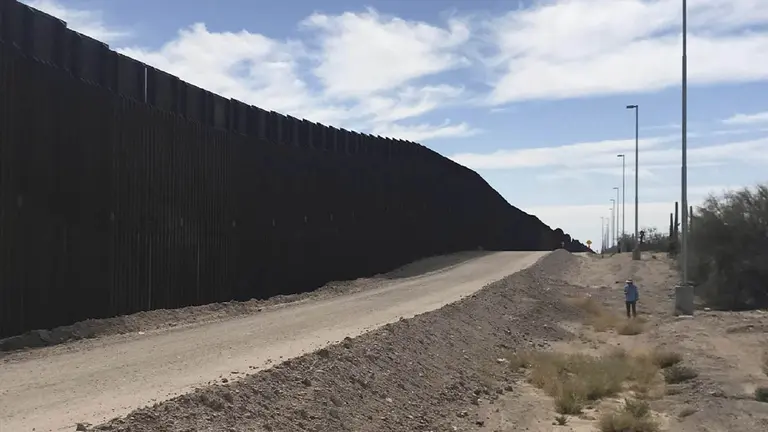 Fotograf&iacute;a cedida por la Oficina de Supervisi&oacute;n del Gobierno (GAO) donde se muestra la plataforma elevada de tierra que impide el flujo de agua dispuesta a lo largo del muro fronterizo en la frontera de Arizona con M&eacute;xico./ EFE