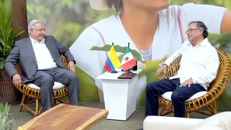 Fotografía cedida por la presidencia de Colombia de El presidente mexicano, Andrés Manuel López Obrador (izq.) en reunión con su homólogo, Gustavo Petro, hoy en Cali./ EFE