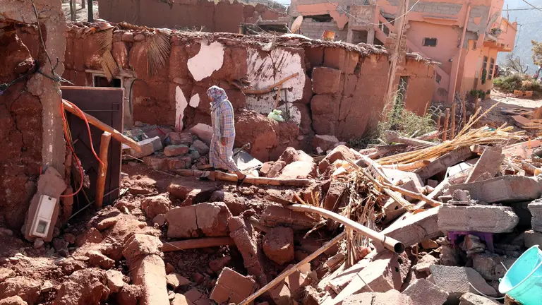 Escombros de casas derruidos en la poblaci&oacute;n de Amizmiz, situada a unos 30 kil&oacute;metros del epicentro del terremoto, en las faldas del Atlas. EFE