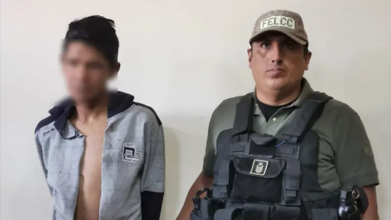 El delincuente Israel C.S. de 20 a&ntilde;os, conocido en el mundo del hampa como el &ldquo;Mosquito&rdquo;, es presentado a los medios de comunicaci&oacute;n. MARIELA COSS&Iacute;O