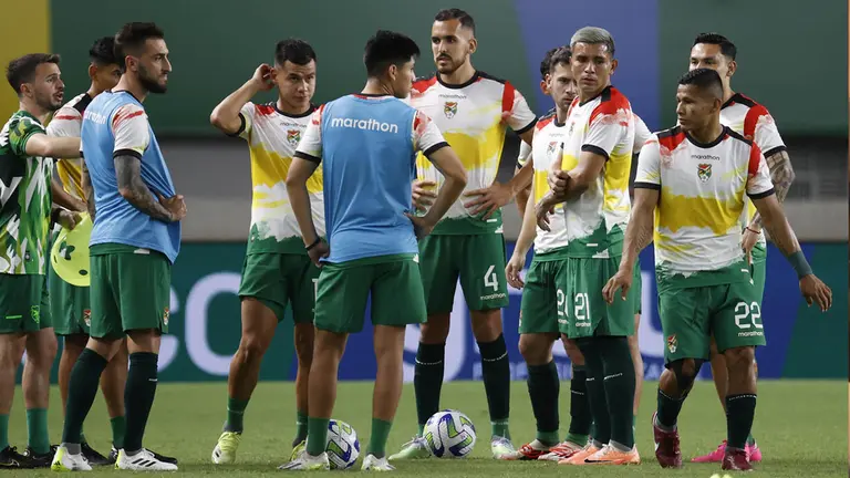 Jugadores de Bolivia calientan, previo a un partido de las Eliminatorias Sudamericanas para la Copa Mundial de F&uacute;tbol 2026 entre Brasil y Bolivia en el estadio estatal Jornalista Edgar Augusto Proen&ccedil;aen Bel&eacute;m (Brasil)./ EFE