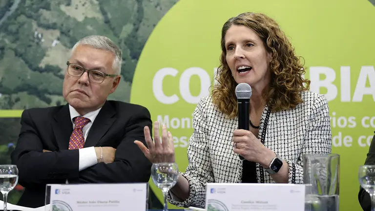 El ministro colombiano de Justicia, N&eacute;stor Iv&aacute;n Osuna Pati&ntilde;o, y la representante Regional de UNODC para la Regi&oacute;n Andina y el Cono Sur, Candice Welsch, presentan un informe sobre el monitoreo de cultivos il&iacute;citos en Colombia hoy, en Bogot&aacute;./ EFE