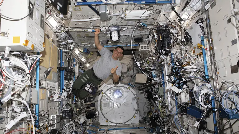 Fotograf&iacute;a del 11 de julio de 2023 cedida por la NASA donde aparece el astronauta e ingeniero de vuelo de la Expedici&oacute;n 69, Frank Rubio, mientras trabaja en la Estaci&oacute;n Espacial Internacional (EEI)./ EFE