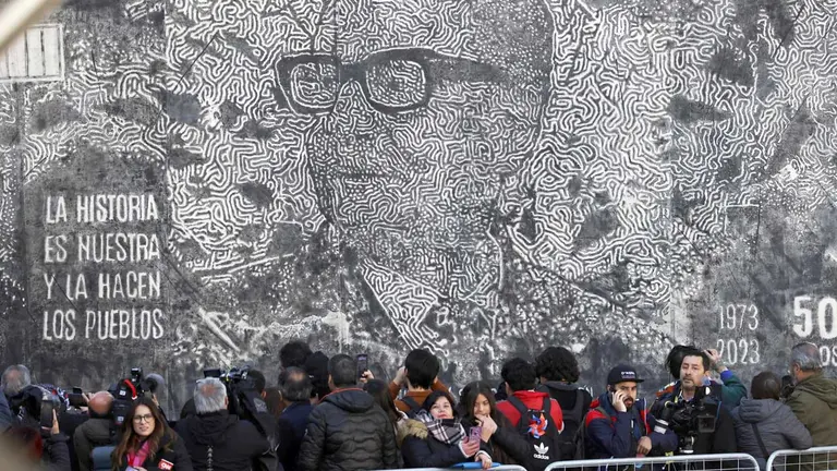 Un grupo de personas, frente a una imagen del derrocado presidente de Chile Salvador Allende, durante un acto ciudadano en Conmemoración de los 50 años del Golpe de Estado en contra de Allende, en Santiago de Chile./ EFE