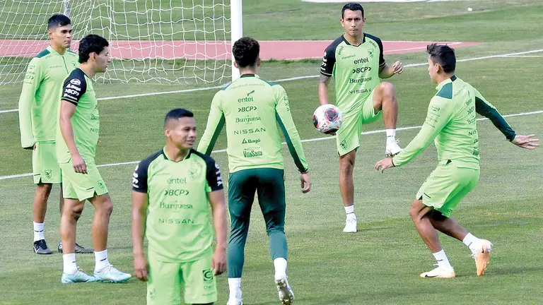 El combinado boliviano, en sus m&aacute;s recientes aprestos para recibir el partido ante la Argentina./ APG