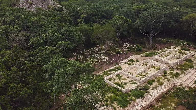 Fotograf&iacute;a a&eacute;rea que muestra los restos de un palacio y pir&aacute;mide en la zona arqueol&oacute;gica de Kabah, el 10 de septiembre de 2023 en el municipio de M&eacute;rida, estado de Yucat&aacute;n (M&eacute;xico)./ EFE