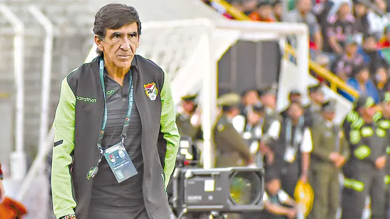 El DT Gustavo Costas, atento a las acciones del seleccionado boliviano. DICO SOL&Iacute;S