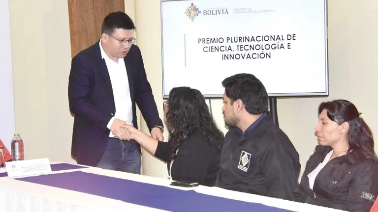 Autoridades en la presentaci&oacute;n del premio estatal./ ABI