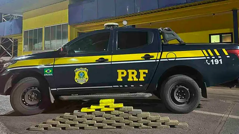 Un veh&iacute;culo de la Polic&iacute;a de Brasil junto a la droga incautada. ERBOL