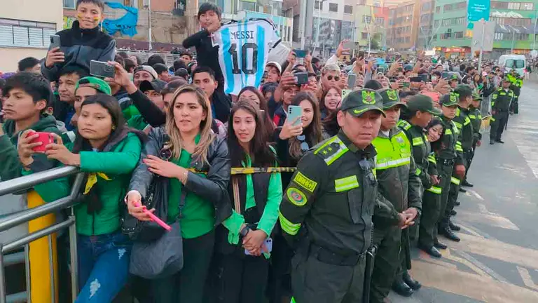 Cientos de hinchas en las afueras del estadio Hernando Siles. DICO SOL&Iacute;S