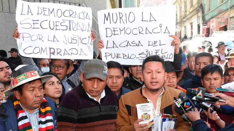 Dirigentes del Pacto de Unidad en las afueras de la "Casa Grande del Pueblo". APG