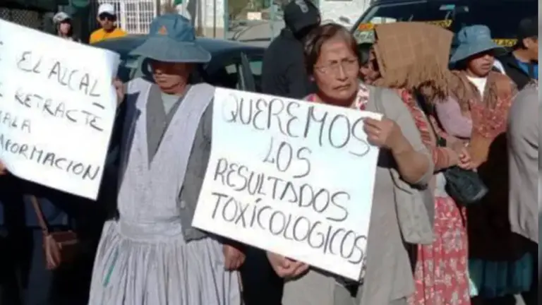 Padres de familia protestan por la intoxicaci&oacute;n de 19 estudiantes en Mallasa./ TOMADA DE OX&Iacute;GENO