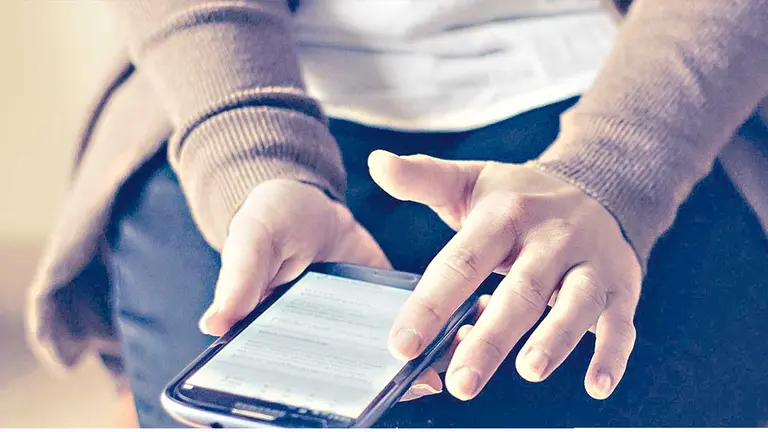 Fotograf&iacute;a ilustrativa de una mujer usando su celular./ PEXELS