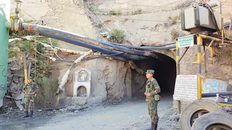 Un guardia controla el ingreso a la mina./ CORTES&Iacute;A