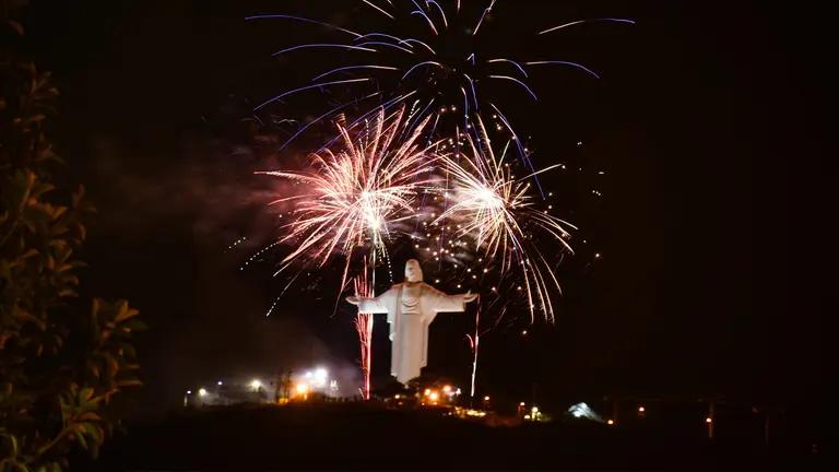 Fuegos artificiales en el Cristo de la Concordia dieron inicio al 213 aniversario de Cochabamba./ DICO SOL&Iacute;S