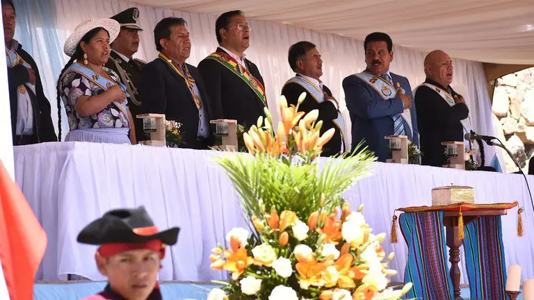 Sesi&oacute;n de Honor de Asamblea entrega distinciones a personas e instituciones meritorias, entre ella a Evo ./ DICO SOL&Iacute;S