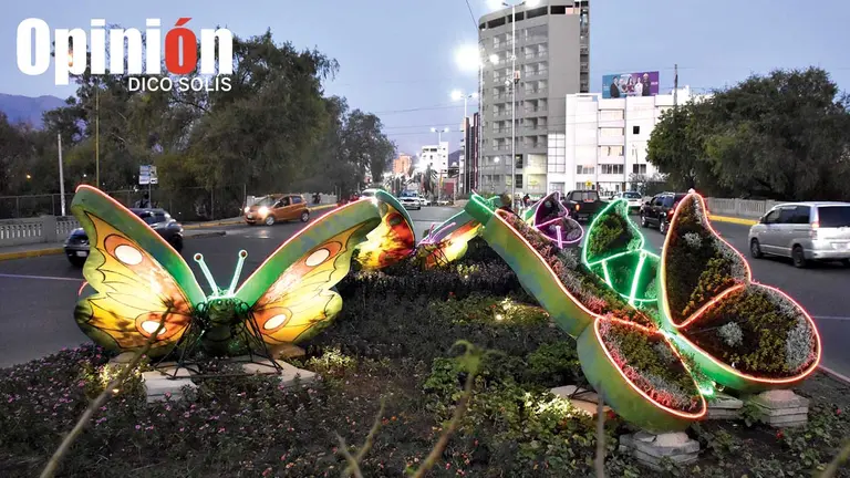 Las mariposas de fibra de vidrio situadas cerca del puente 14 de Enero (puente de Quillacollo). / DICO SOLÍS