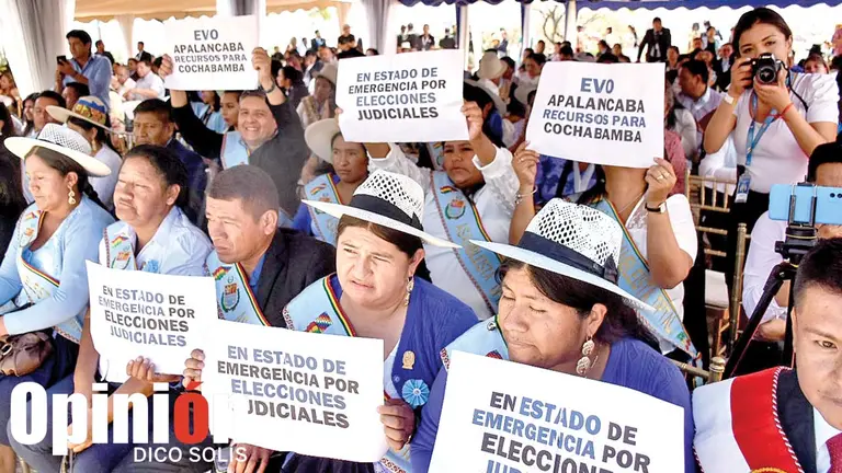 Ala "evista" muestra letreros de protesta, en sesi&oacute;n de honor de la Asamblea Legislativa.  / DICO SOL&Iacute;S