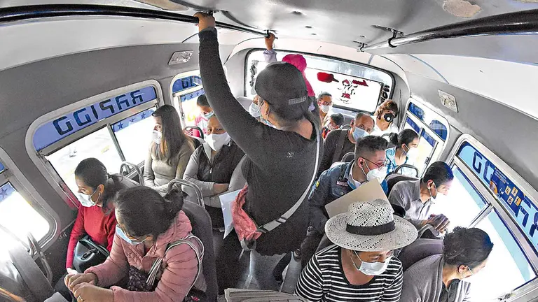 Pasajeros al interior de un micro.  / ARCHIVO OPINIÓN