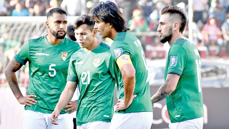Jugadores de la Selección, durante la derrota (0-3) ante Argentina./ DICO SOLÍS